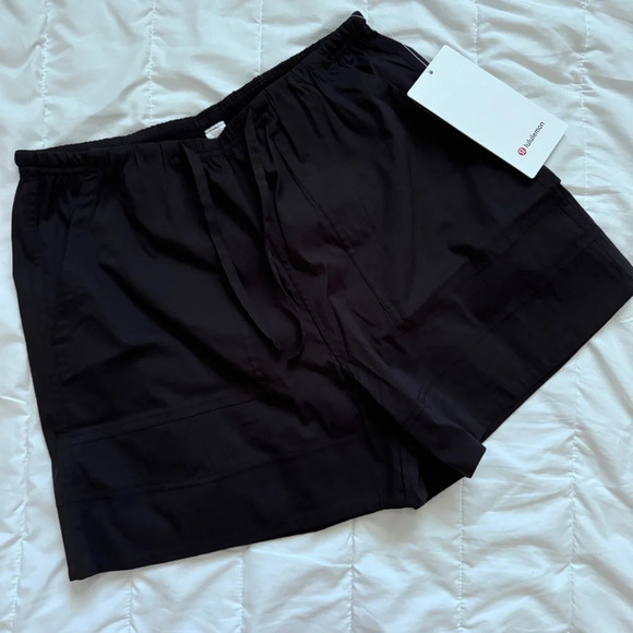 lululemon athletica Pants - 🆕🖤 Lululemon Cotton Blend Poplin High Rise Shorts - Black